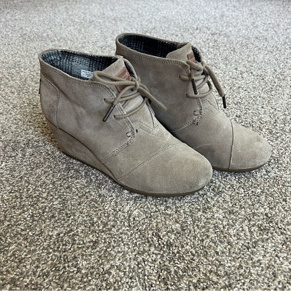 Toms Desert Wedge Beige Tan Suede Ankle Bootie, Size 7W